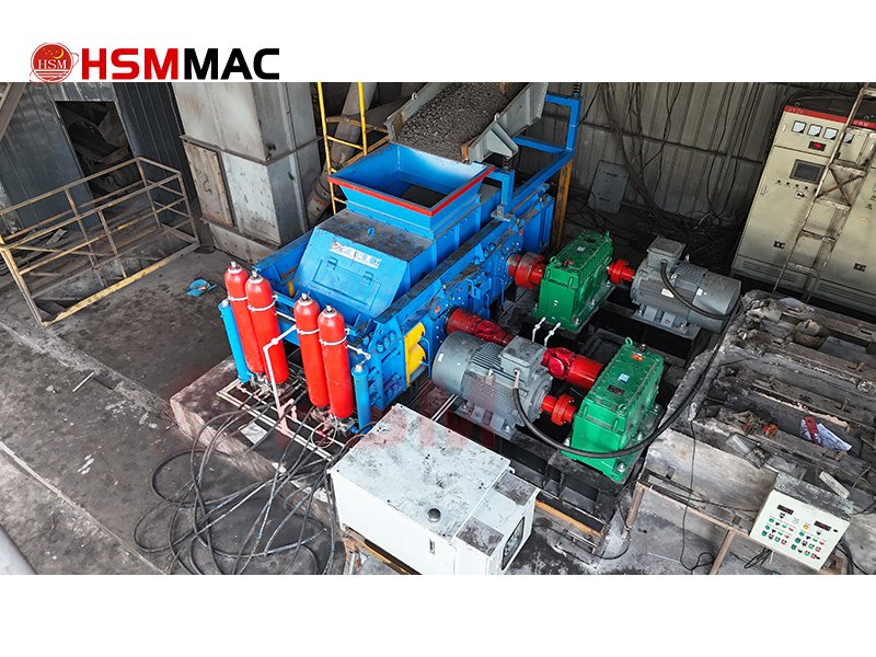 What are the main advantages of a double roller crusher compared to a jaw crusher?