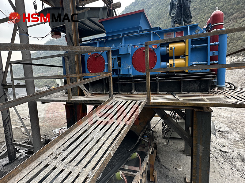 Double roll crusher at the production site。