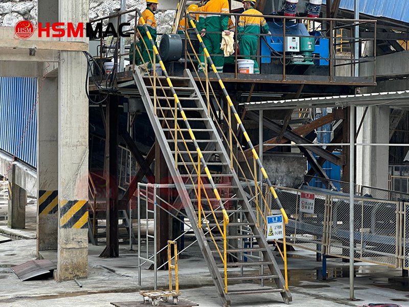 Working site of the double-roller sand making machine Working site of the double-roller sand making machine