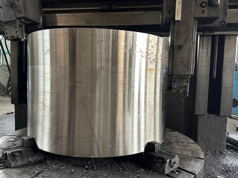 Actual photo of the roll shell turning device repairing the roll shell Actual photo of the roll shell turning device repairing the roll shell