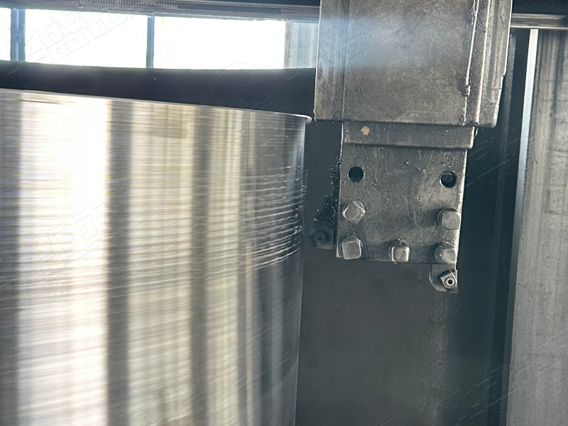 Actual photo of the roll shell turning device Actual photo of the roll shell turning device