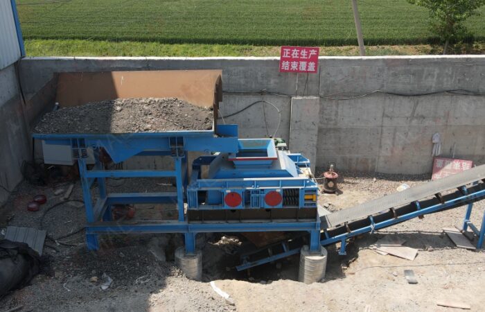 Double-tooth roll crusher in action Double-tooth roll crusher in action