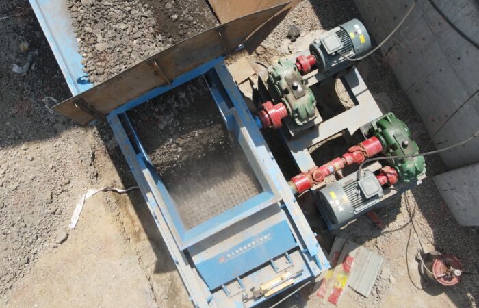 Double-tooth roll crusher crushing RAP on site Double-tooth roll crusher crushing RAP on site