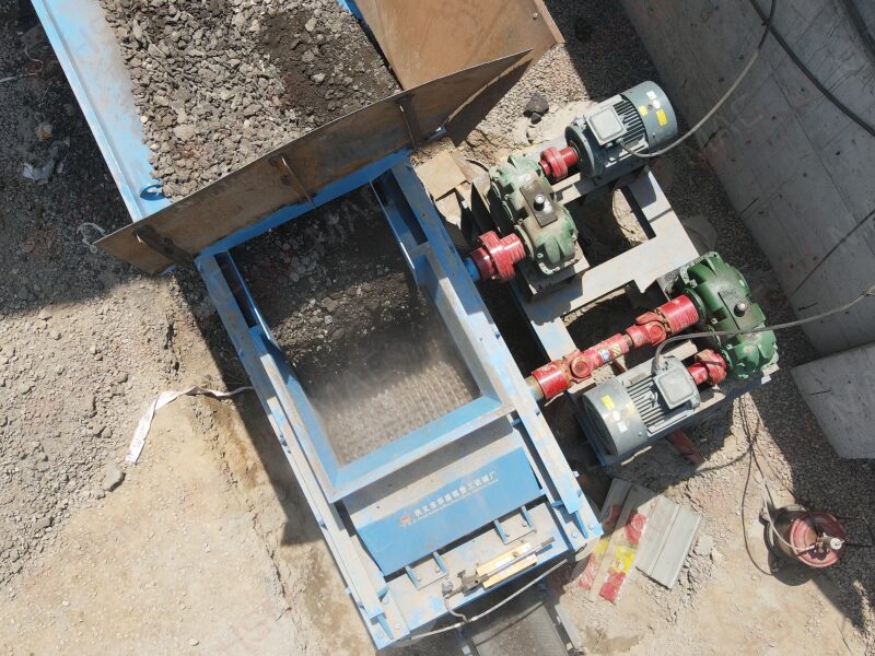Huashengming Double-Tooth Roll Crusher: Helping a RAP Recycling Customer Say Goodbye to Clogging Problems for Good