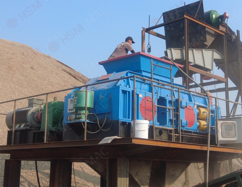 Tailings roller crusher on production site